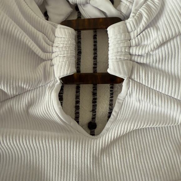 BECCA | White Ribbed Peek-a-boo Tortoise Ring One Piece Swimsuit | Large BNWT - Picture 3 of 7